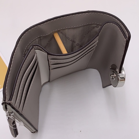 MICHAEL KORS
Carmen Medium Flap bifold Wallet silver color - Picture 4 of 14